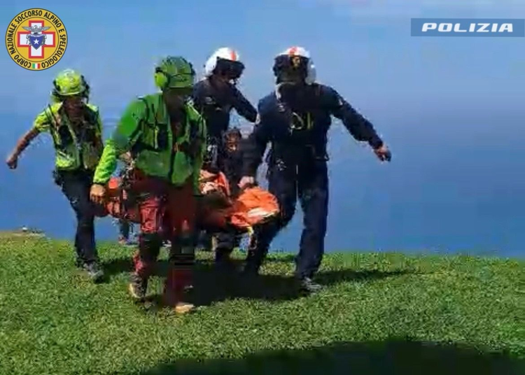 Парапланерист упал в Чефалу, спасательная операция с вертолетом.