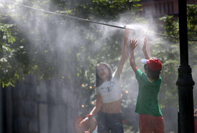 Bambini cercano di rinfrescarsi - (Afp)