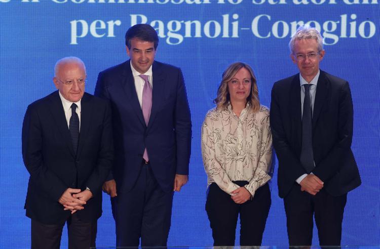 De Luca, Fitto, Meloni e Manfredi sul palco di Bagnoli - Fotogramma