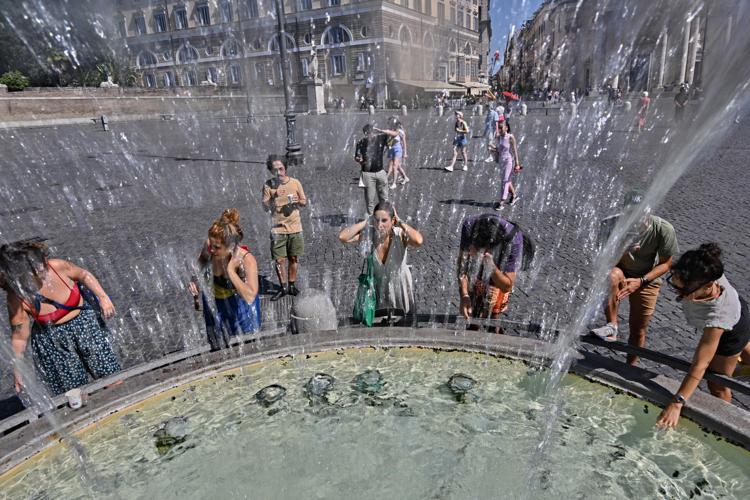Сильная жара и туристы в Риме - Afp