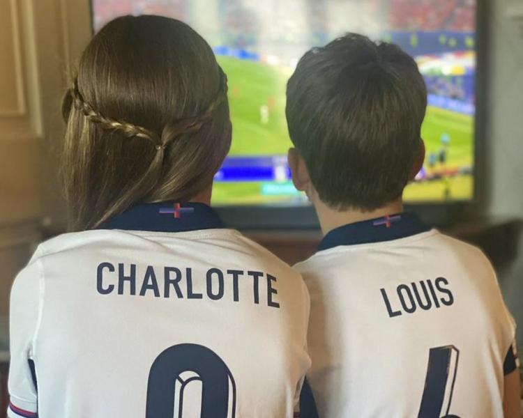 La foto di Charlotte e Louis postata sui social da William e Kate