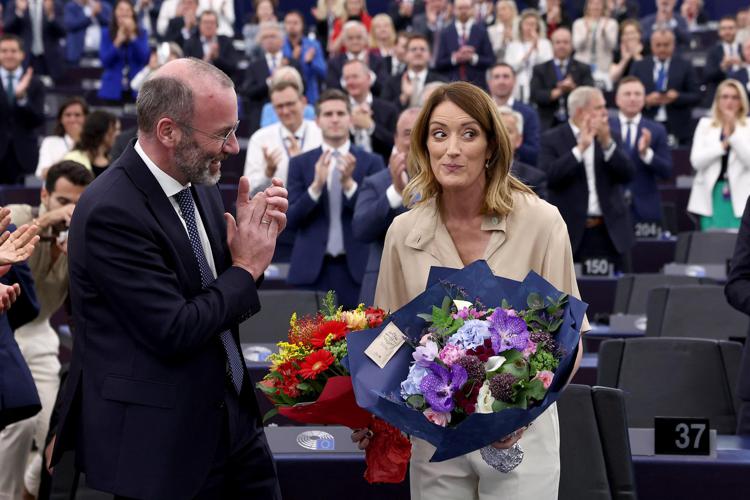 Roberta Metsola e i fiori dell'Parlamento Ue - Afp