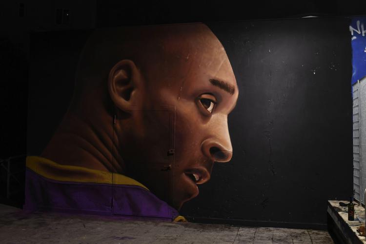 Un murale dedicato a Kobe Bryant (Afp)