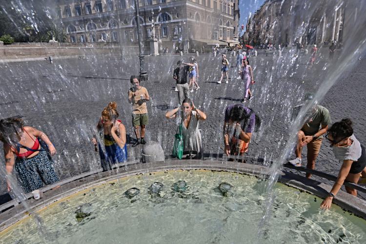 Turisti si rinfrescano in fontana piazza del Popolo a Roma - (Afp)