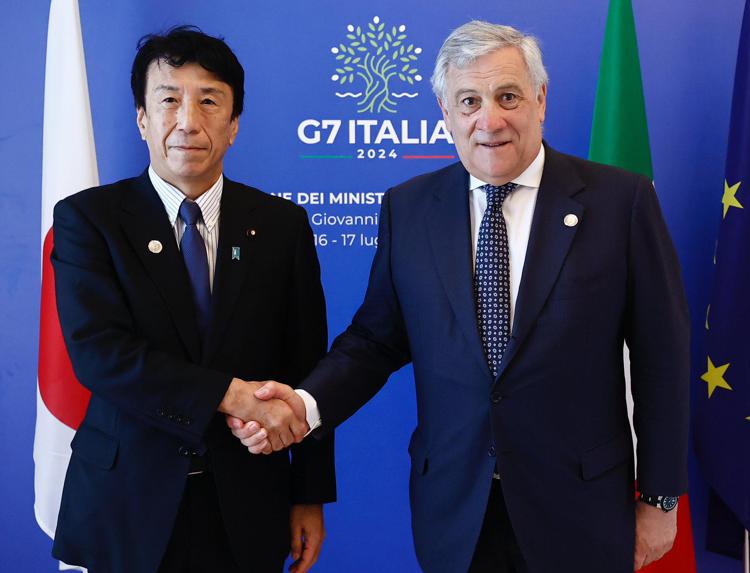 Japan's economy and trade minister Ken Saito (L) with Italy's foreign minister Antonio Tajani (R)