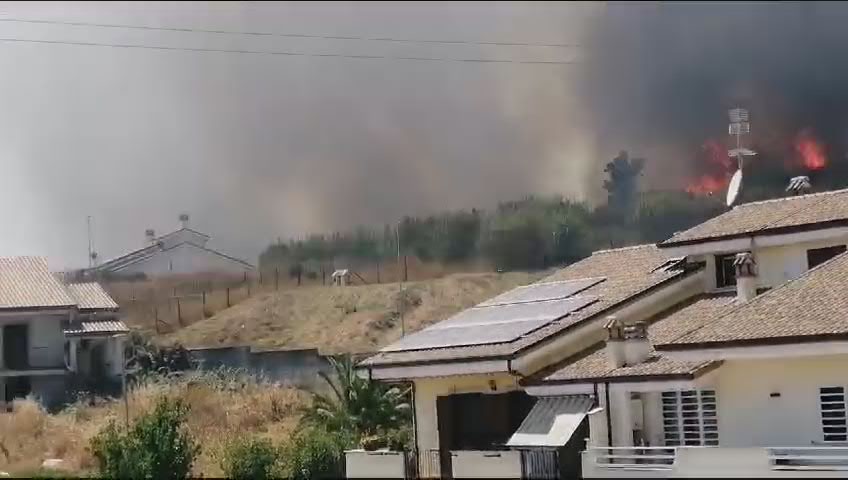 Casal Lumbroso - le fiamme minacciano le case 