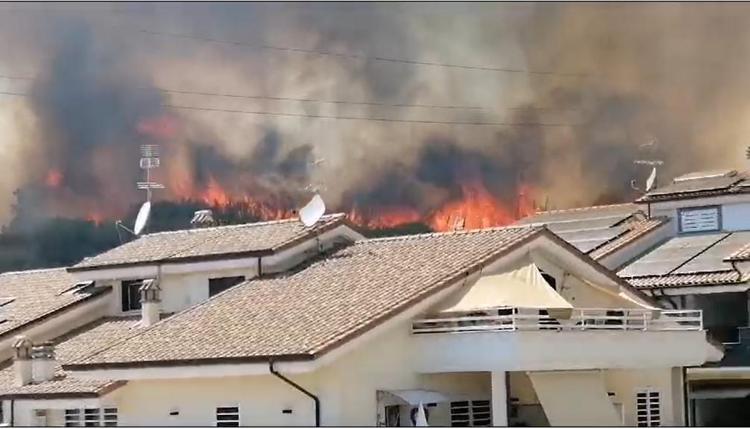 Le case lambite dalle fiamme a Casal Lumbroso  - Adnkronos