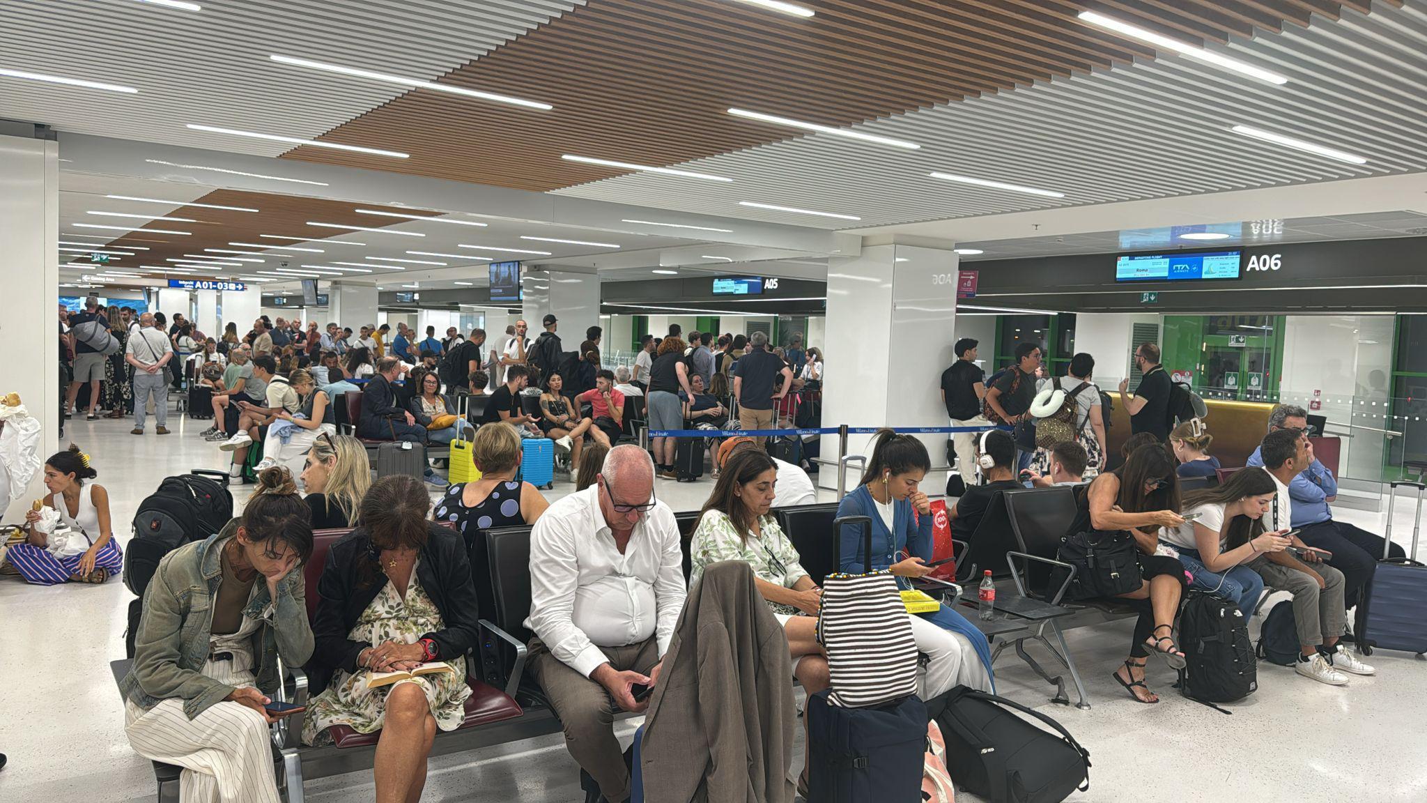 Caos voli - ritardi e cancellazioni in aeroporti milanesi: ultime news