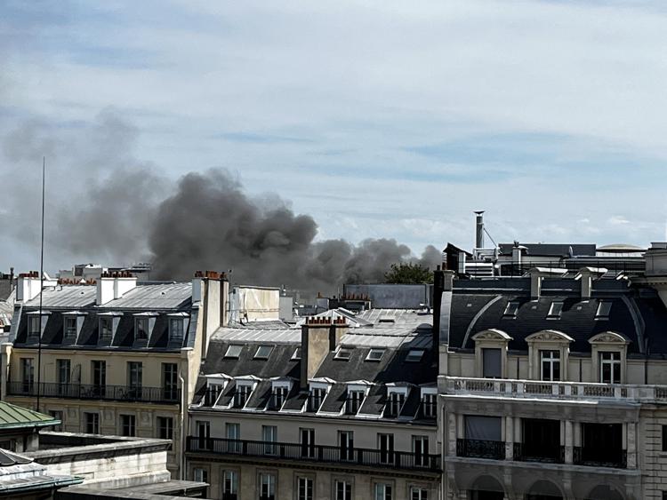 L'incendio a Parigi (Afp)