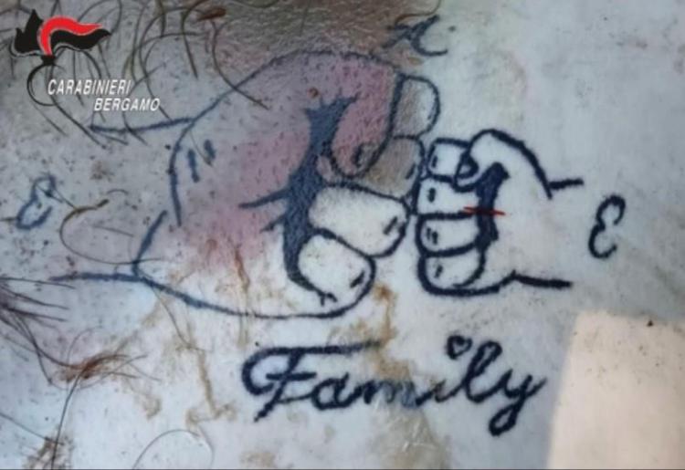 Bergamo: ripescato cadavere dal fiume Serio, sul torace tatuaggio con la scritta “family”