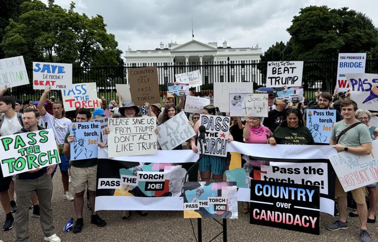 La manifestazione davanti alla Casa Bianca (Afp) 