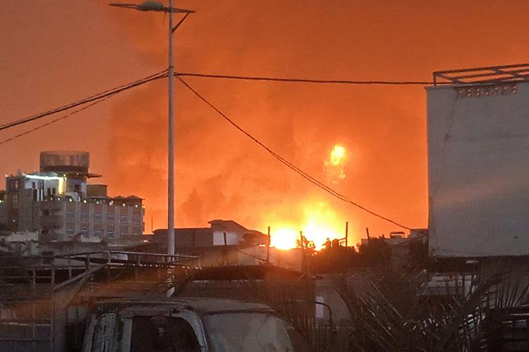 Colonna di fumodopo gli attacchi israeliani nella città portuale yemenita di Hodeida, controllata dagli Houthi - (Afp)