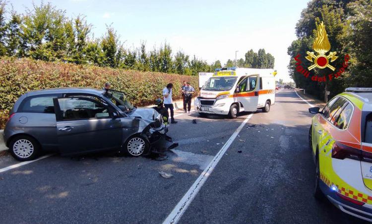 Scontro auto-ambulanza nel trevigiano, tre feriti