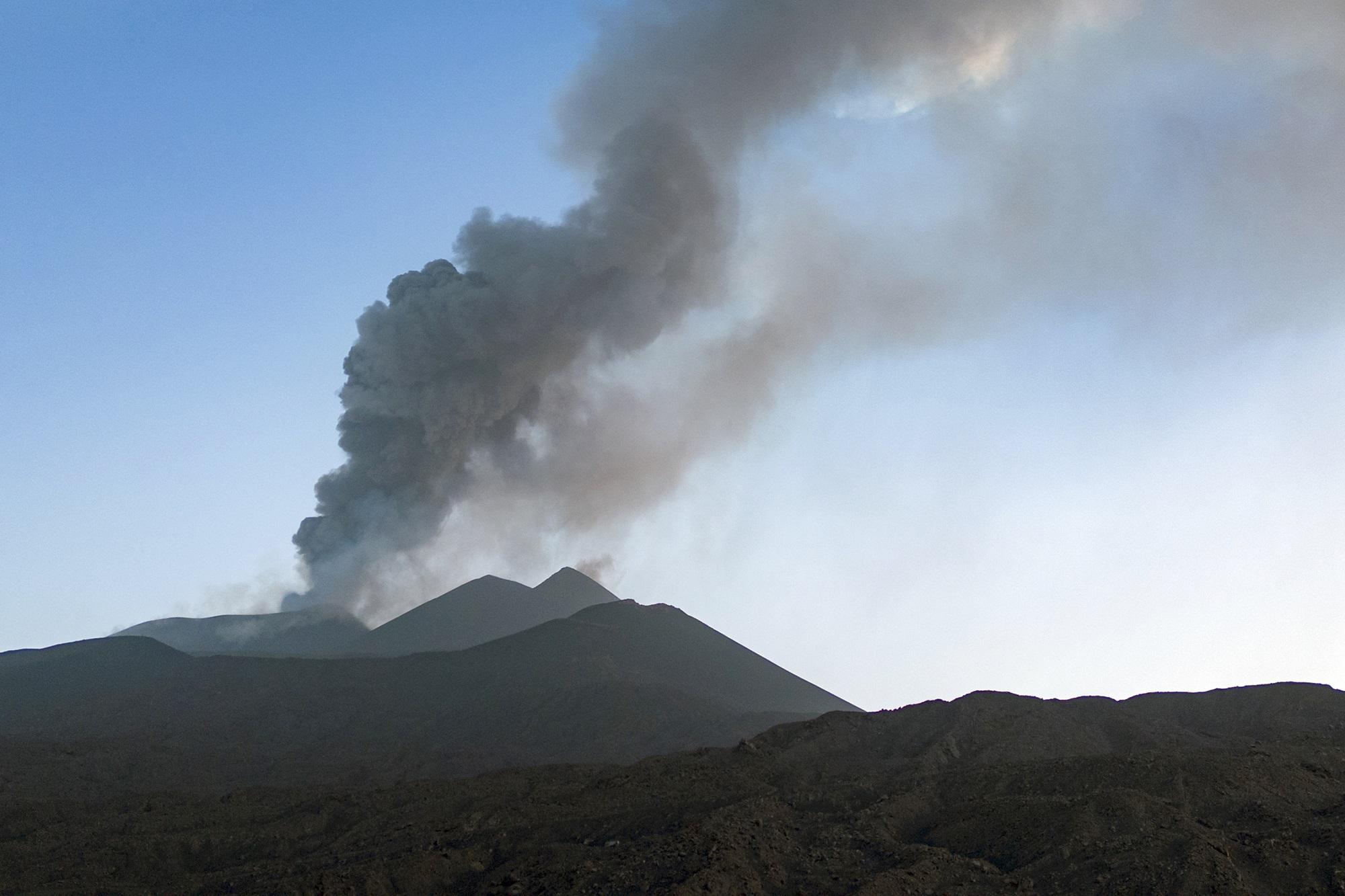 Etna - vulcano oggi attivo: nube di cenere da cratere Voragine