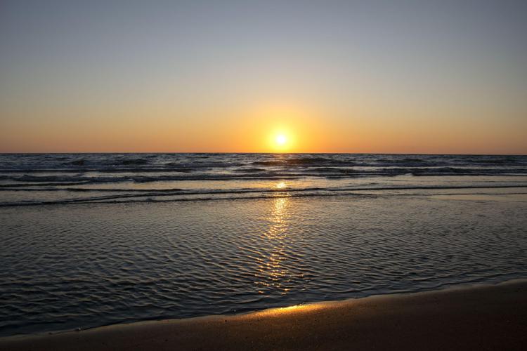Mare al tramonto (Fotogramma)