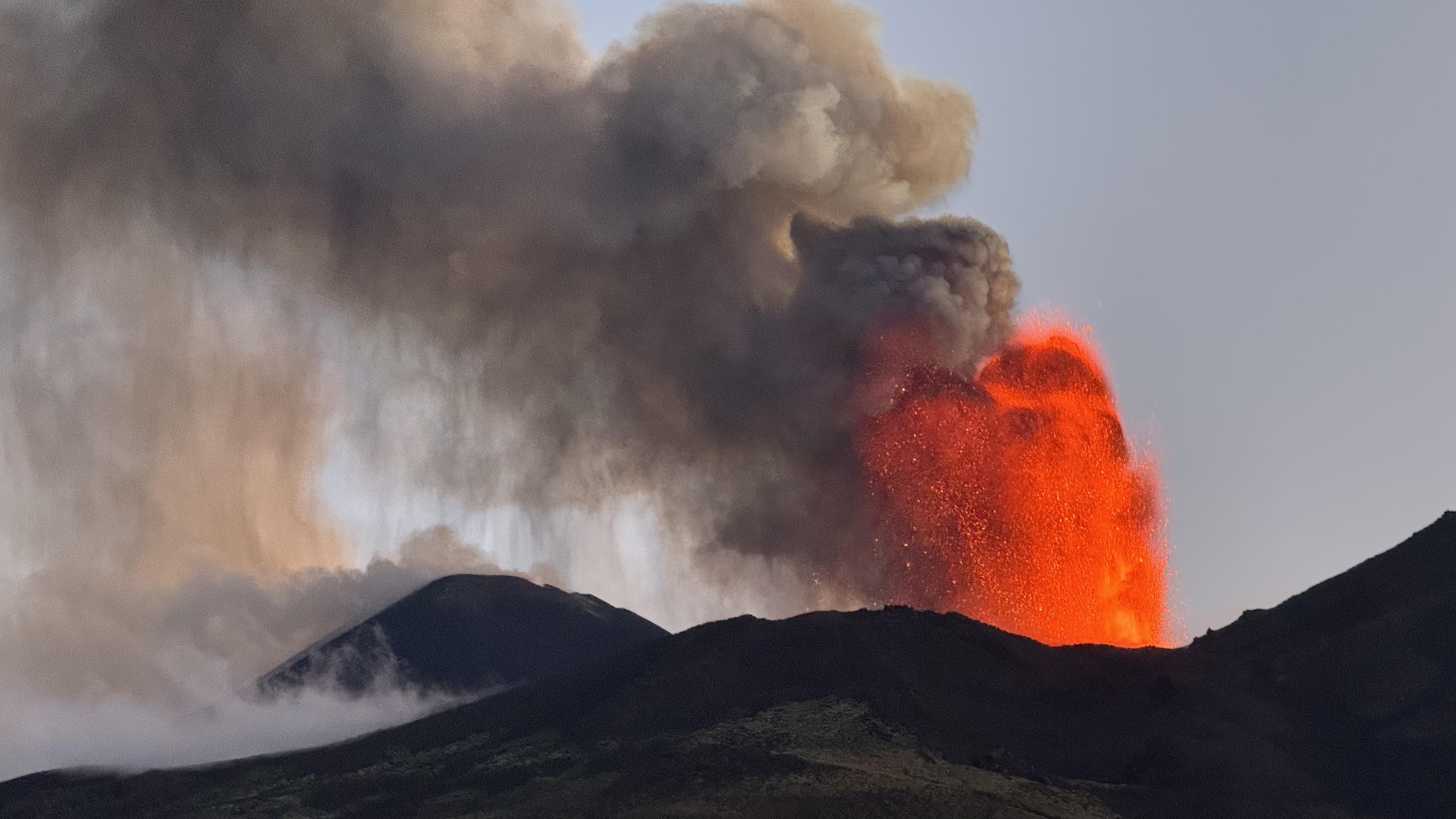 Etna - nube vulcanica altissima da cratere Voragine: cenere in direzione sudest