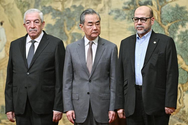 Mahmoud al-Aloul, vicepresidente del Comitato centrale di Fatah, il ministro degli Esteri cinese Wang Yi e Mussa Abu Marzuk, membro anziano di Hamas - (Afp)