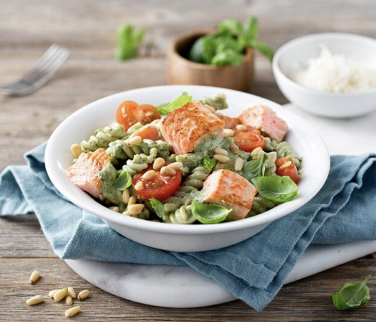 Pasta al pesto con pomodorini e salmone norvegese