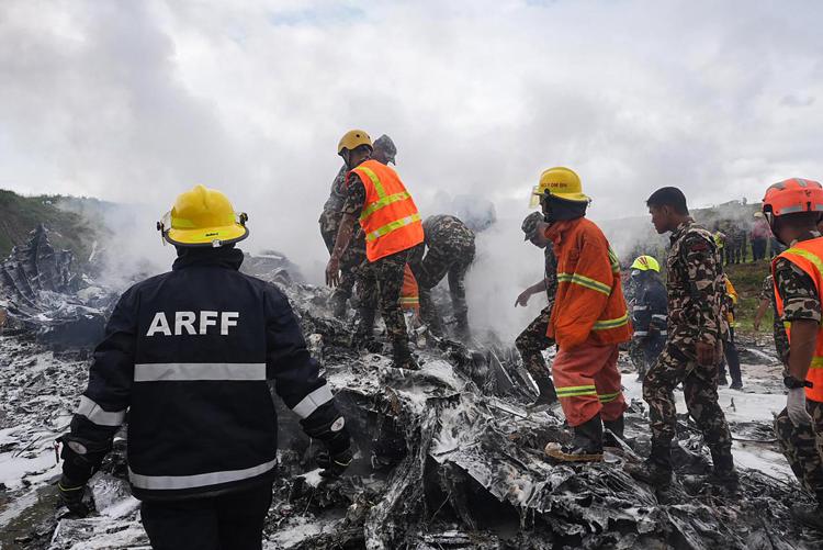 Soccorritori sul luogo dell'incidente aereo in Nepal - Afp