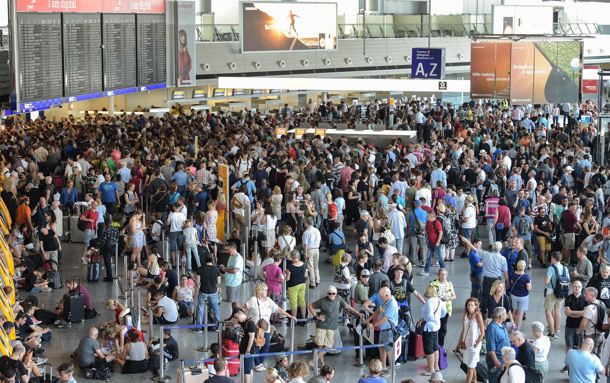 Francoforte - aeroporto bloccato da attivisti per il clima: voli sospesi