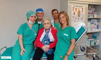 Anziani, a 106 anni pacemaker e intervento al femore in pochi mesi, ‘sta bene’
