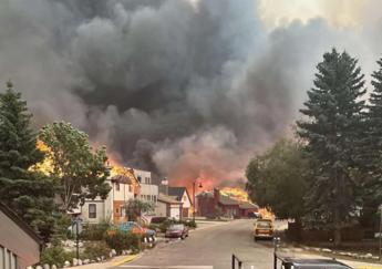 Canada, incendio devasta città di Jasper: premier di Alberta in lacrime - Video