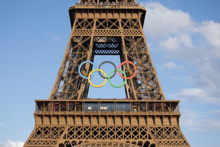 I cerchi olimpici sulla Torre Eiffel
