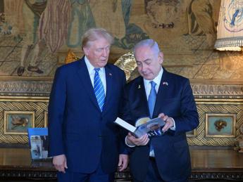 Israele, Netanyahu ospite a casa Trump. Il tycoon attacca Harris: 
