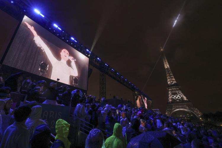 Celine Dion durante la sua esibizione - (Fotogramma)