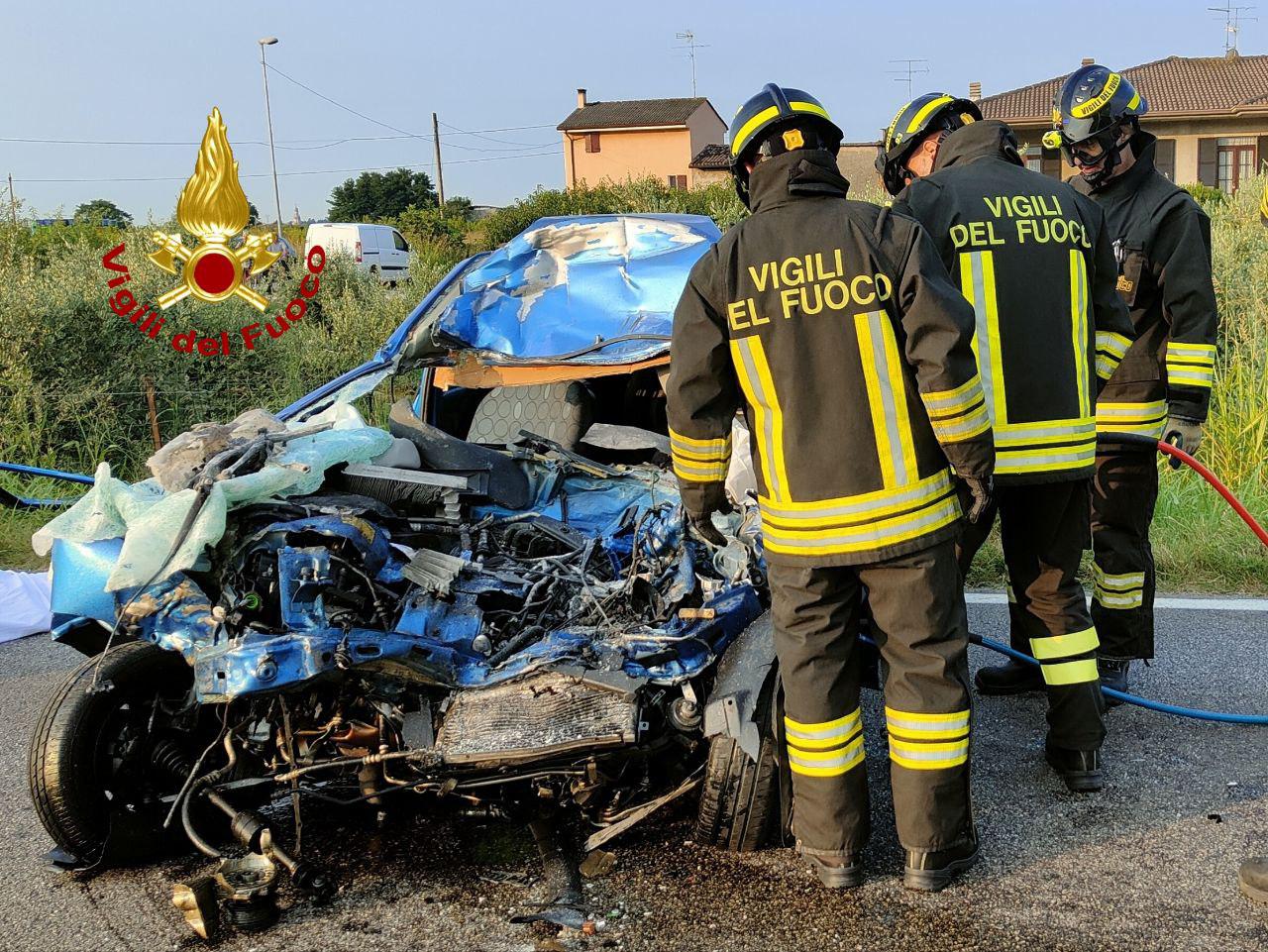 Scontro frontale con camion nettezza urbana a Verona - due morti