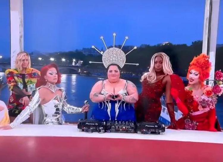 Le drag queen interpretano l'ultima cena durante la cerimonia d'apertura delle Olimpiadi
