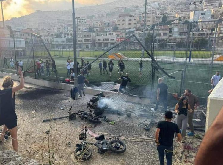Il campo da calcio colpito dal drone di Hezbollah