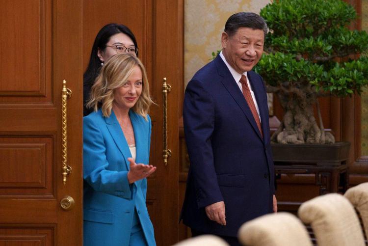 Italy's premier Giorgia Meloni (L) with China's president Xi Jinping (R)