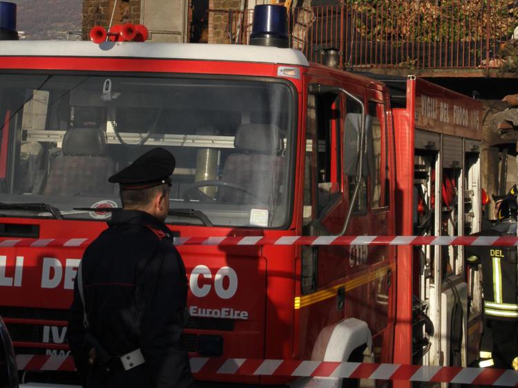 Vigili del fuoco e carabinieri, immagine di repertorio (Fotogramma/Ipa)