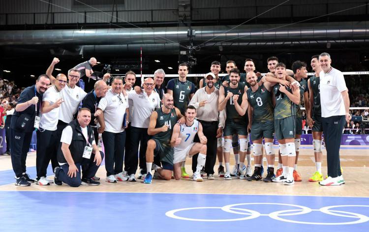 Marco Mengoni festeggia con l'Italvolley la vittoria contro l'Egitto a Parigi 2024