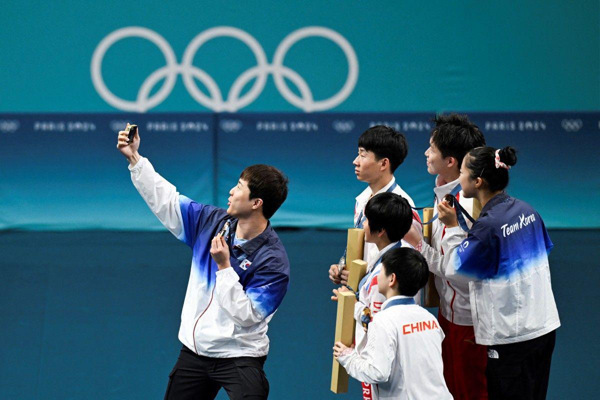 Parigi 2024 - selfie olimpico tra atleti della Corea del Nord e del Sud diventa virale