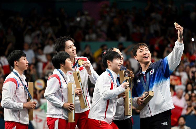 Gli atleti di Corea del Nord e Corea del Sud si scattano un selfie  - Afp