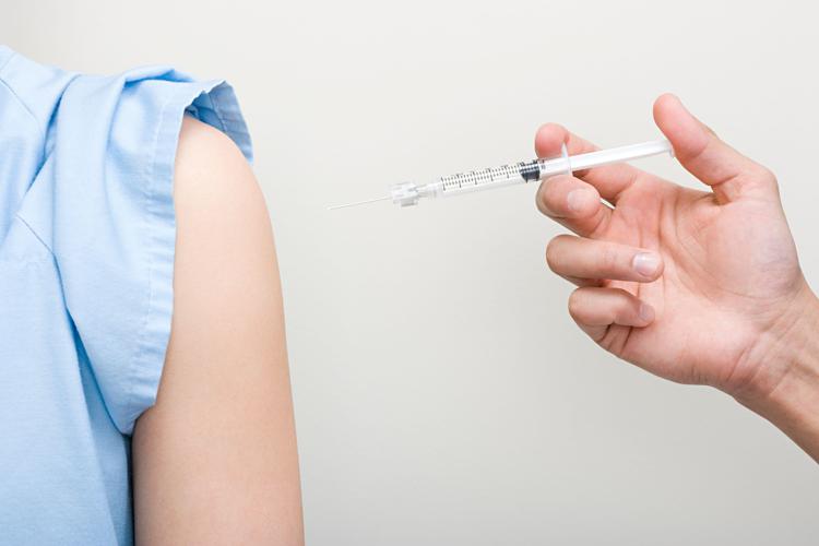 Ragazza si fa il vaccino - (123Rf)
