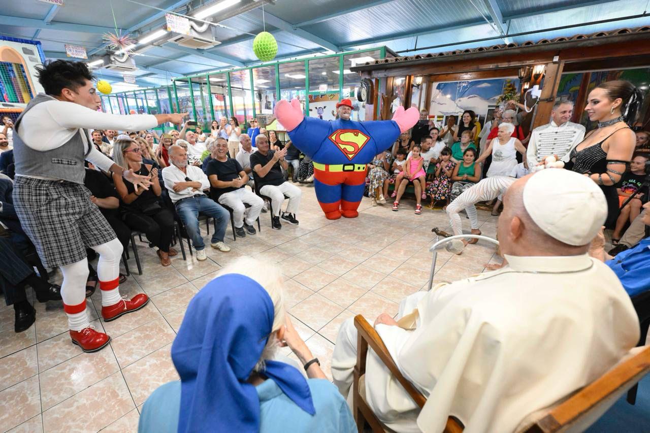 Papa a sorpresa a Ostia tra i circensi: Grazie per essere portatori di sorrisi e di gioia