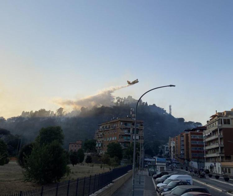 Un canadair su Monte Mario