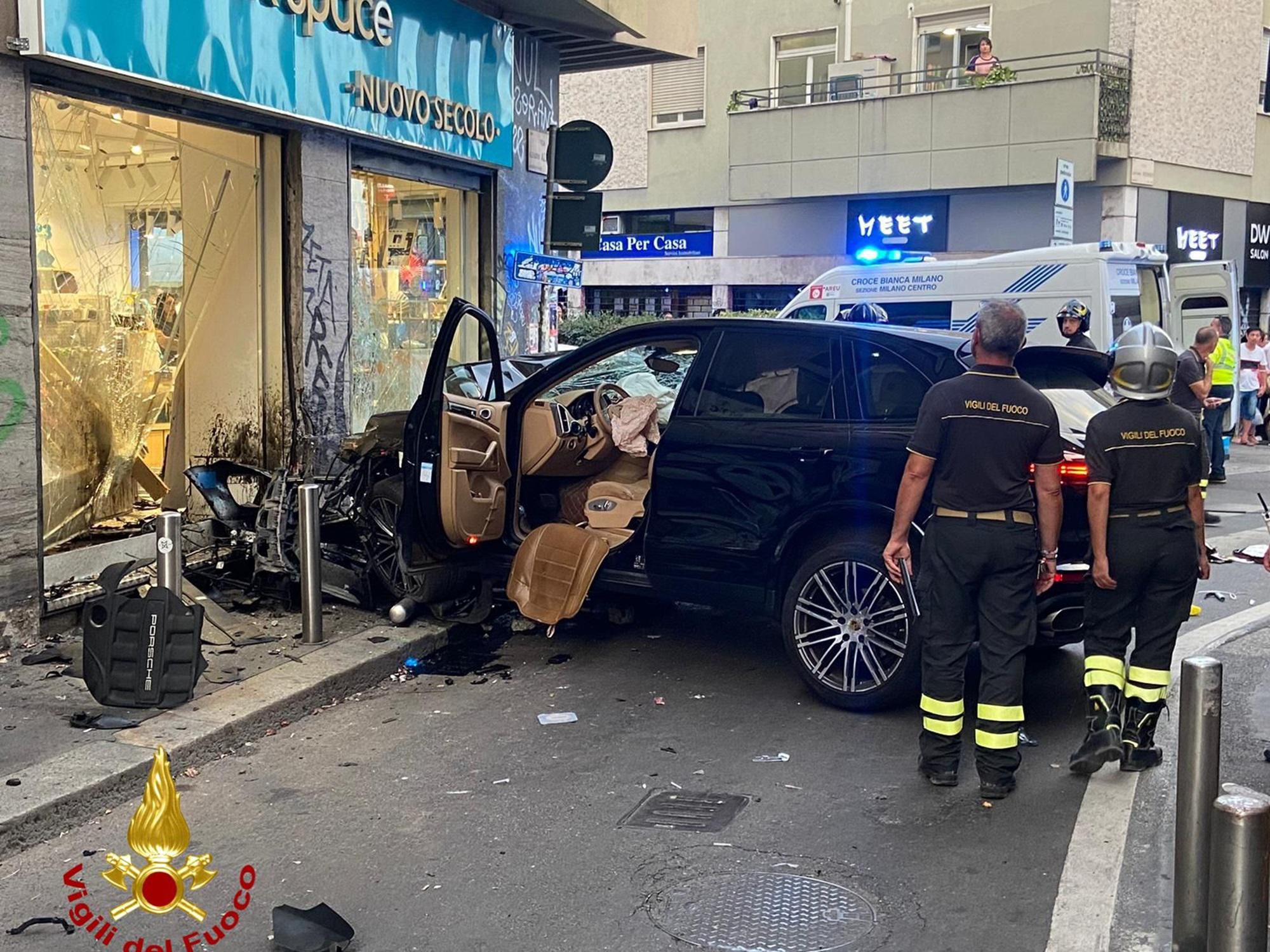 Milano - suv si schianta contro la vetrina di un negozio: due feriti gravi