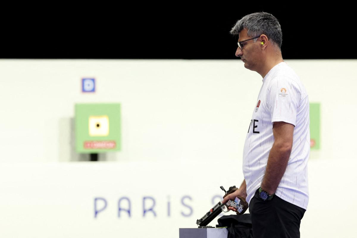 Mano in tasca - t-shirt e argento: il cecchino della domenica idolo di Parigi 2024