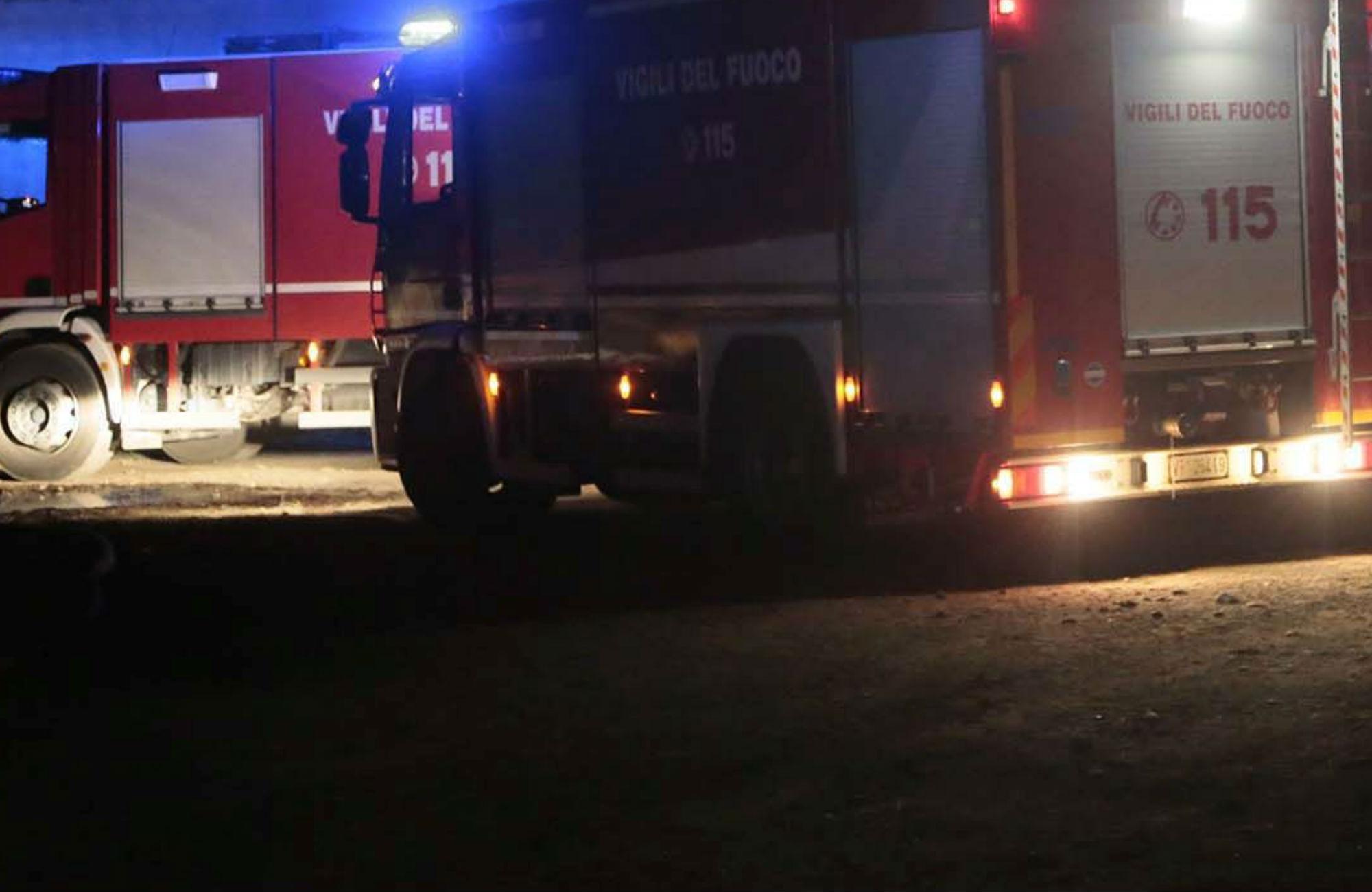 Pordenone - auto finisce fuori strada e prende fuoco: 21enne morto carbonizzato