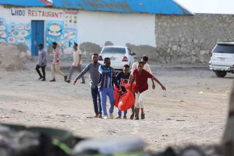 Attentato su spiaggia Mogadiscio - (Afp)