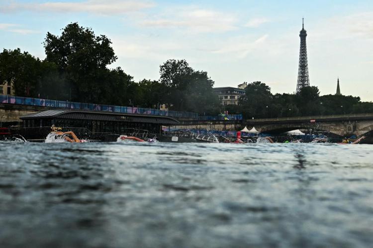 La prova di triathlon nella Senna alle Olimpiadi di Parigi 2024 - (Afp)