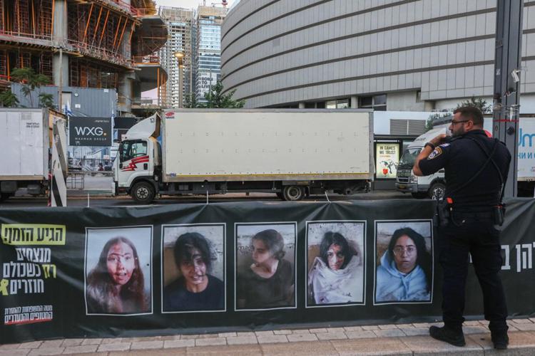 Tel Aviv, cartellone per gli ostaggi israeliani rapiti da Hamas - Afp