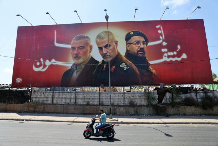 I ritratti dei leader uccisi, Ismail Haniyeh del gruppo militante palestinese Hamas, il capo della Forza Quds iraniana Qasem Soleimani e l'alto comandante di Hezbollah Fuad Shukr  - (Afp)