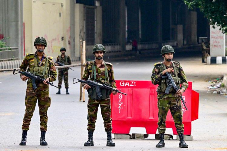 L'esercito del Bangladesh di guardia durante il coprifuoco in seguito agli scontri  - (Afp)