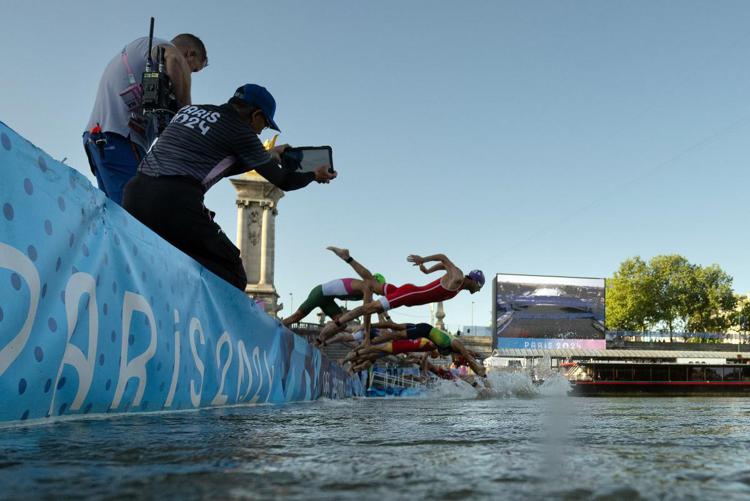 Gara triathlon nella Senna alle Olimpiadi di Parigi  - (Afp)