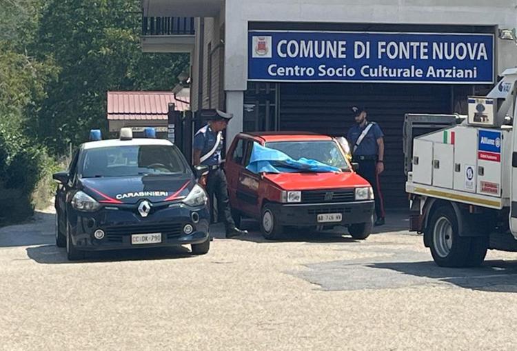 L'auto dove è stato ritrovato il cadavere della donna. Foto Adnkronos